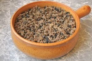 Картофельная запеканка с фаршем и грибами