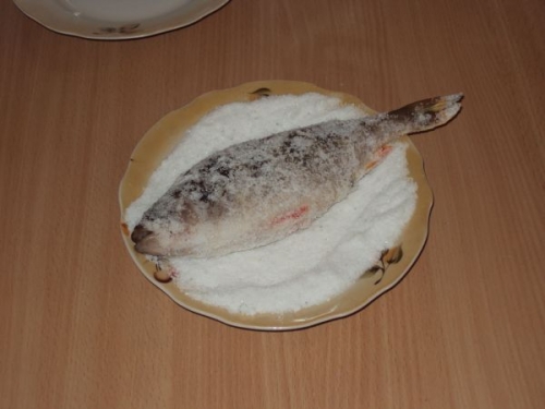 Окунь речной, запеченный в соли