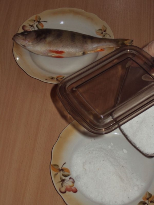 Окунь речной, запеченный в соли