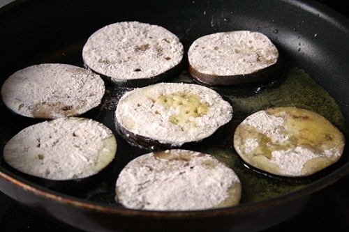 Баклажаны, запеченные с козьим сыром