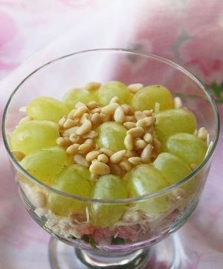 Салат с виноградом, креветками и орешками