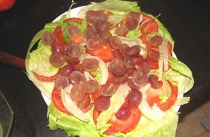 Салат с виноградом, креветками и сыром