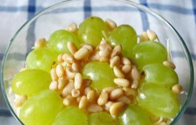 Салат с виноградом, креветками и орешками
