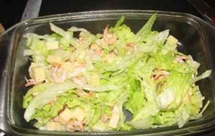 Салат с виноградом, креветками и сыром