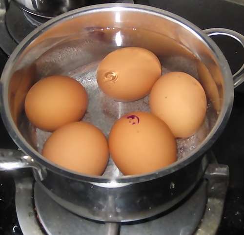Салат с виноградом, креветками и орешками