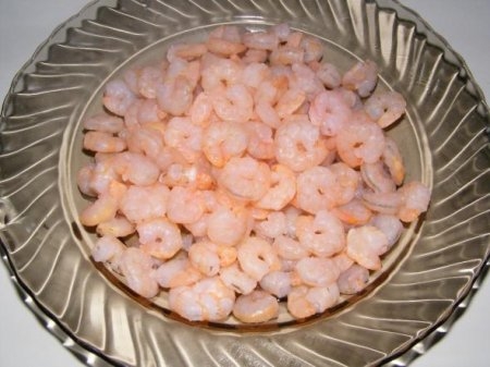 Салат с виноградом, креветками и орешками