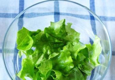 Салат с виноградом, креветками и орешками