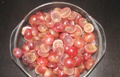 Салат с виноградом, креветками и сыром