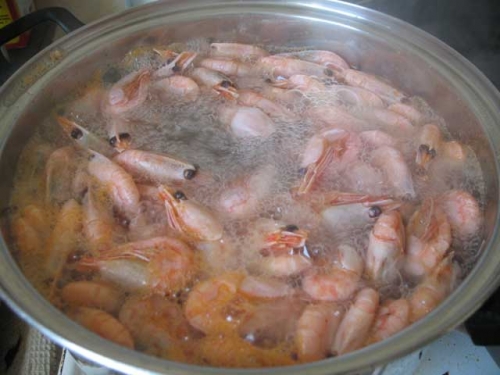 Салат с виноградом, креветками и орешками