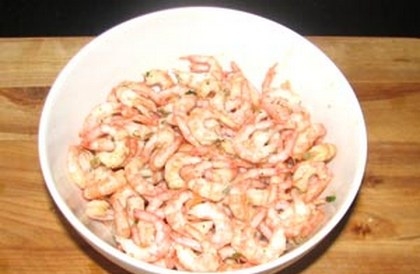 Салат с виноградом, креветками и сыром