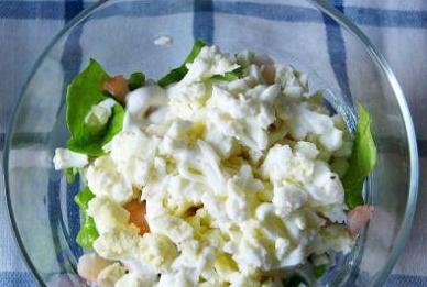 Салат с виноградом, креветками и орешками
