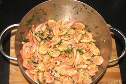 Салат с виноградом, креветками и сыром
