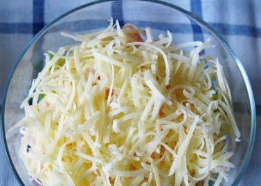 Салат с виноградом, креветками и орешками
