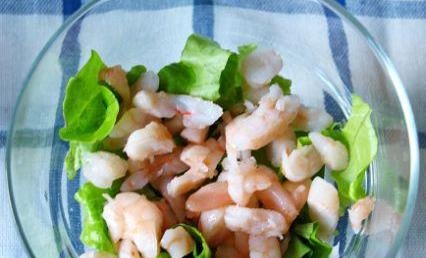 Салат с виноградом, креветками и орешками