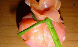 Рецепт закуски «Мешочек счастья» с красной рыбой и сыром