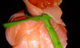 Рецепт закуски «Мешочек счастья» с красной рыбой и сыром