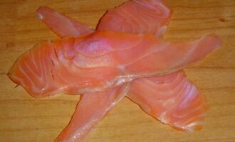 Рецепт закуски «Мешочек счастья» с красной рыбой и сыром