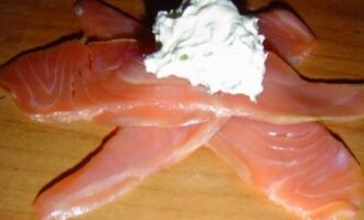 Рецепт закуски «Мешочек счастья» с красной рыбой и сыром
