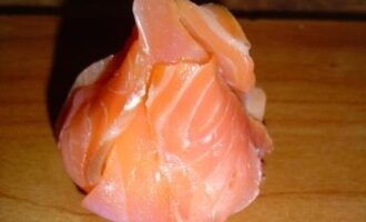 Рецепт закуски «Мешочек счастья» с красной рыбой и сыром
