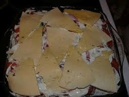 Деревенская запеканка с копченой курицей и сыром