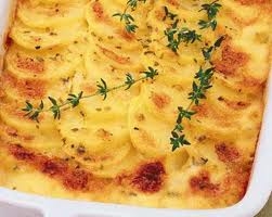 Деревенская запеканка с копченой курицей и сыром