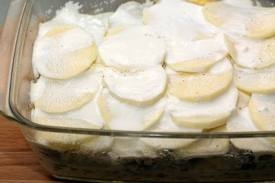 Деревенская запеканка с копченой курицей и сыром