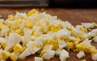Простой салат из сыра, яиц и свеклы