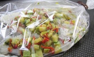Тилапия запеченная с кабачками