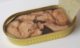 Салат с печенью трески