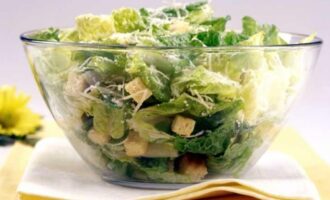 Салат «Цезарь» с цыпленком и грибами