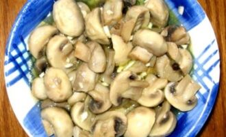 Рулеты из лаваша с курицей, грибами и плавленым сыром