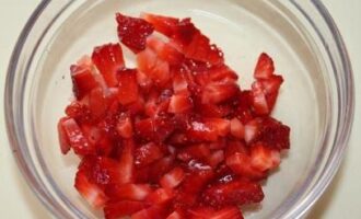 Клубничный торт без выпечки