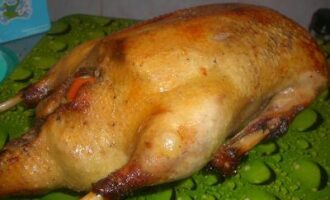 Фаршированная утка рисом, в духовке