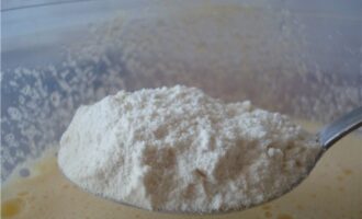 Манный пирог с персиком