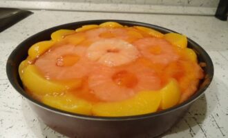 Манный пирог с персиком