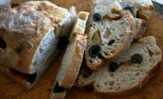 Хлеб с чесноком и оливками