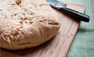 Хлеб с чесноком и оливками