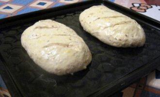 Хлеб с чесноком и оливками