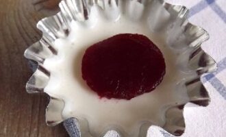Творожный десерт с малиной