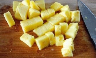 Запеченный с беконом ананас