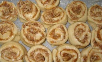 Булочки с яблоком из быстрого теста
