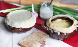 Грибы, запеченные в горшочках