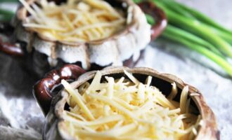Грибы, запеченные в горшочках
