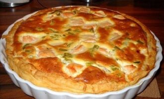 Открытый пирог с лососем и спаржей