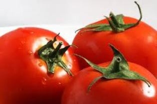 Салат из омаров, кукурузы и помидоров