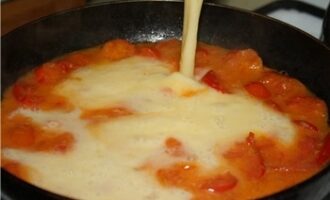Яичница с помидорами и сыром