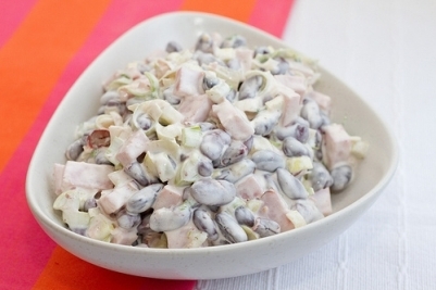 Пикантный салат с фасолью