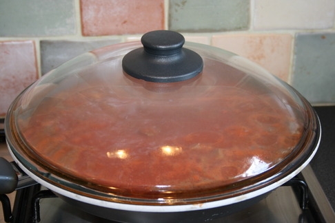 Тушеная говядина в томатном соусе