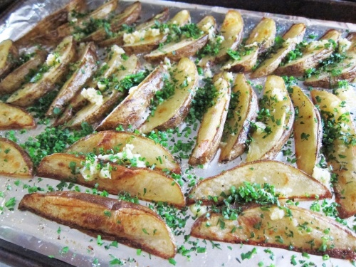Картофельные дольки с чесноком
