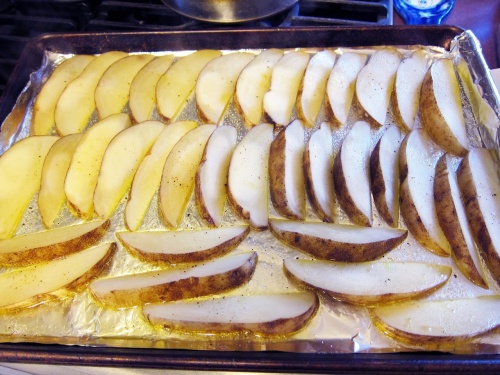 Картофельные дольки с чесноком
